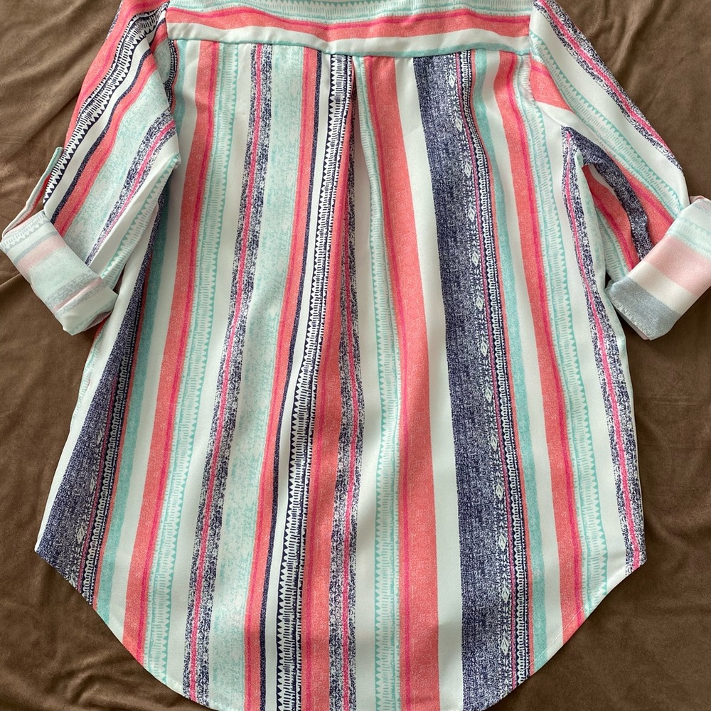 Women’s Boutique Oversized Shirt with Button Lapels on Sleeves. Size Small NWOT - Picture 2 of 14